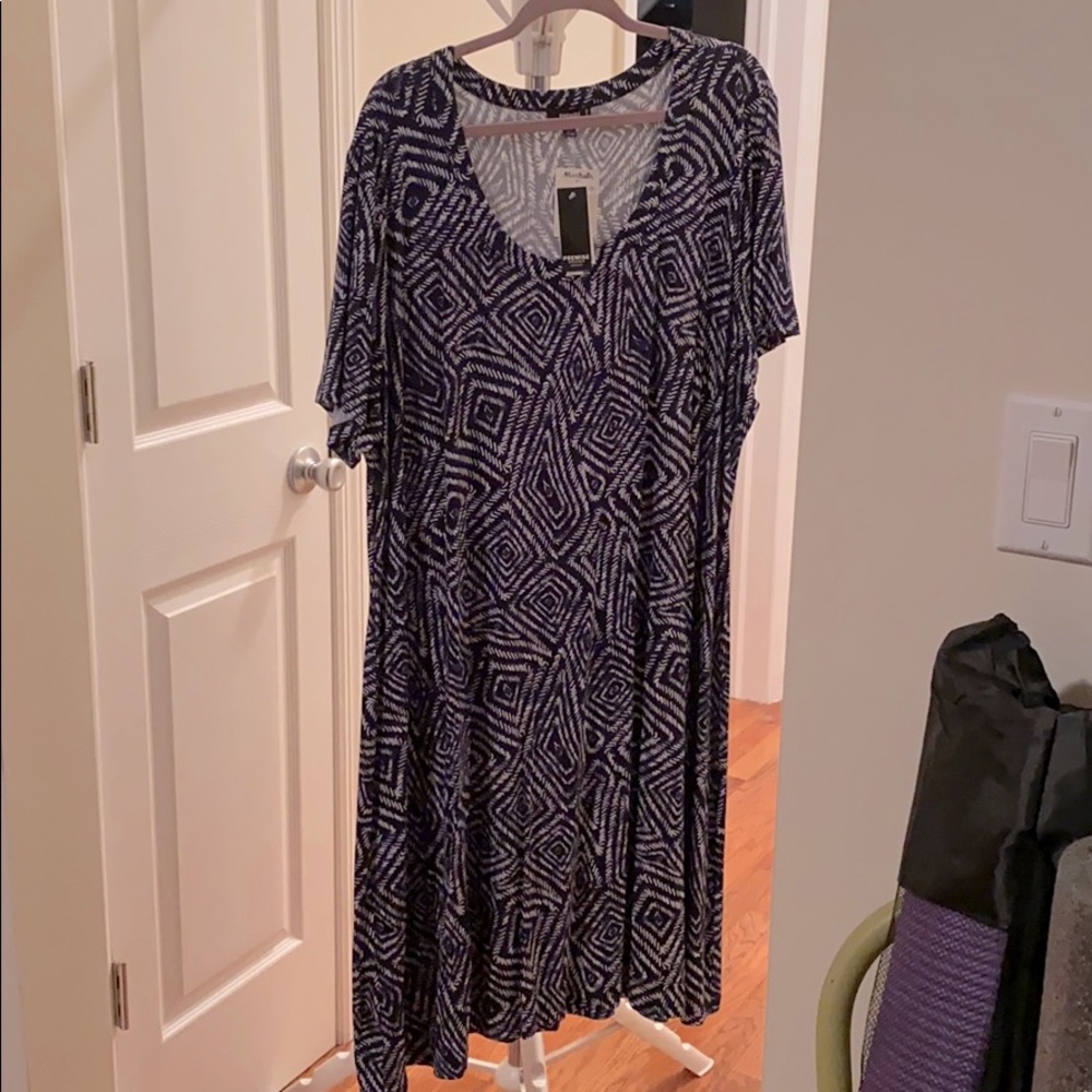 Patterned short sleeve dress never worn with tags